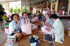 LINE_ALBUM_การสานตะกร้าพลาสติก-สีหวานมาก_241007_7
